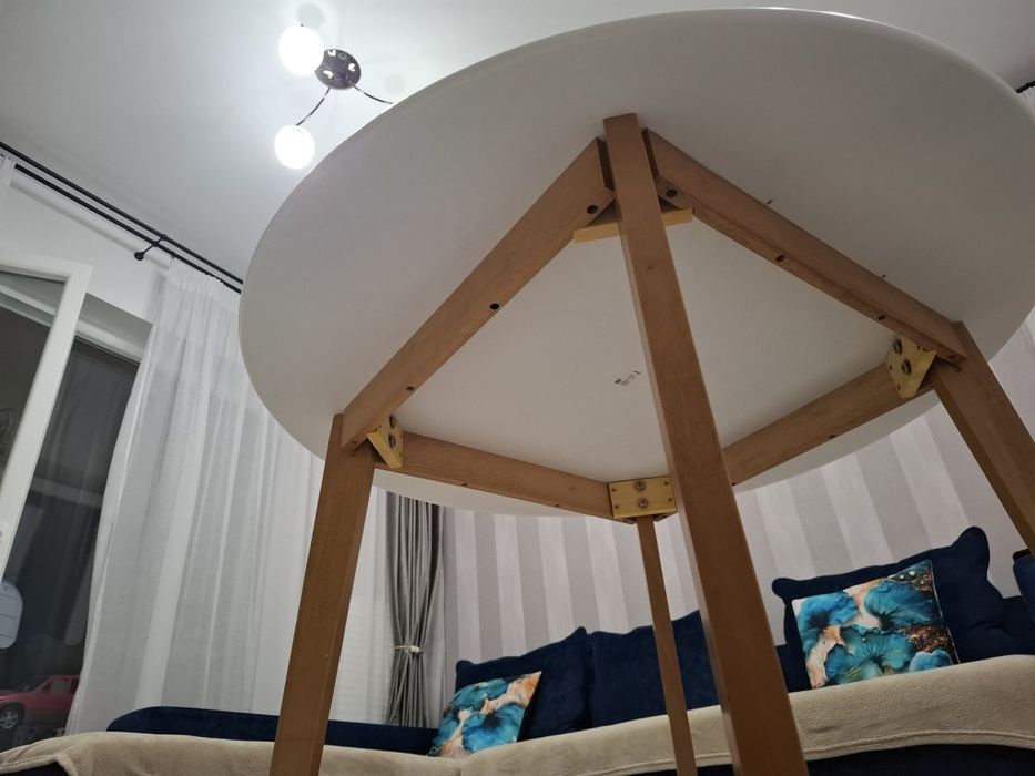 Masa moderna rotunda