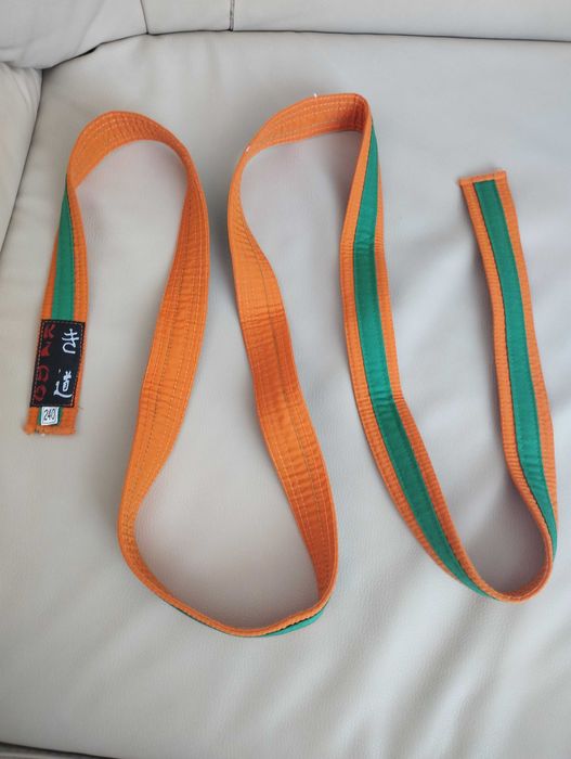 Колан за карате оранжев със зелена лента