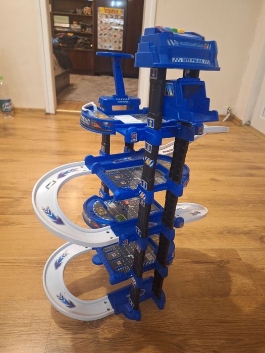 Четири етажна писта за коли и писти HotWheels