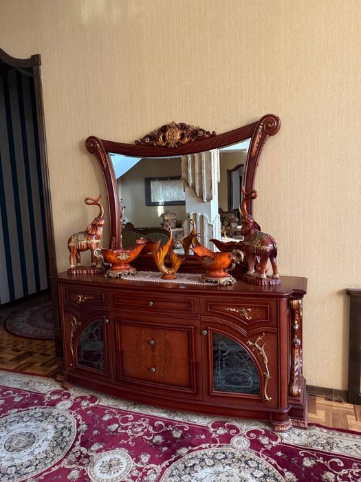 продается мебель для гостиной. Стенка ,комод , стол и стулья