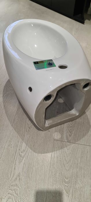 Продаётся бидэ (новая)  подвесная на стену .разумный торг уместен..