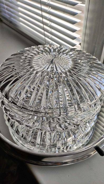 Голяма кристална купа с капак