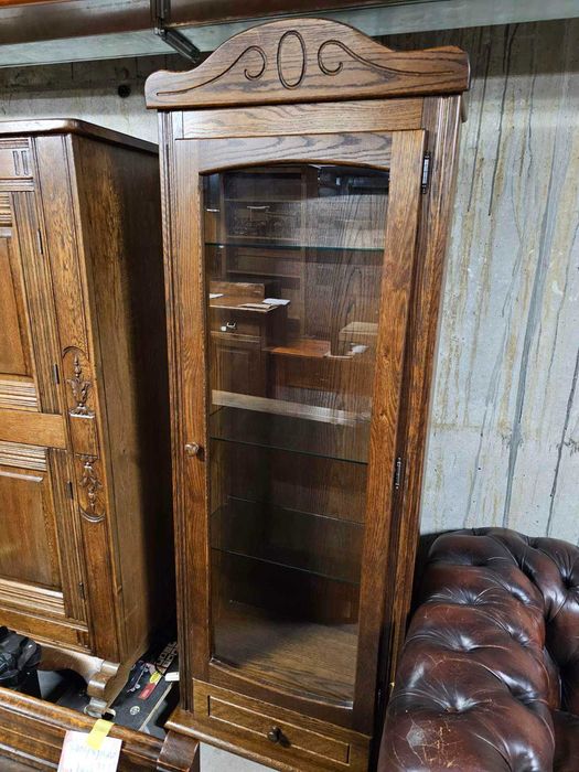 Елегантна витрина с осветление в стил Рустик