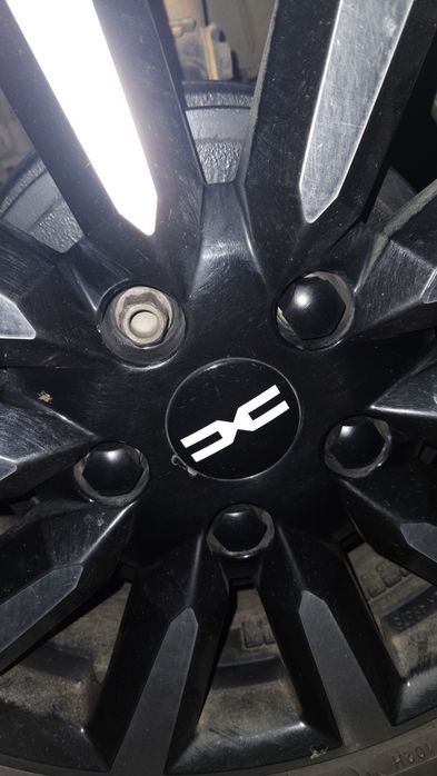 Capace Duster jante offroad negru lucios OE sau argintiu gri.