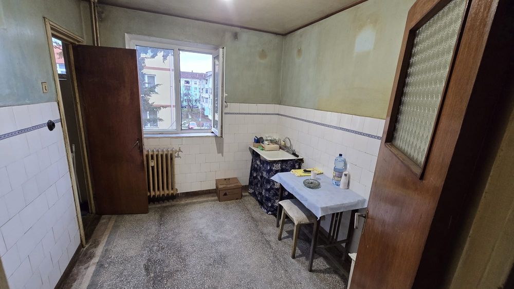 Proprietar vând apartament decomandat 3 camere 90 mp Brad zona Spital