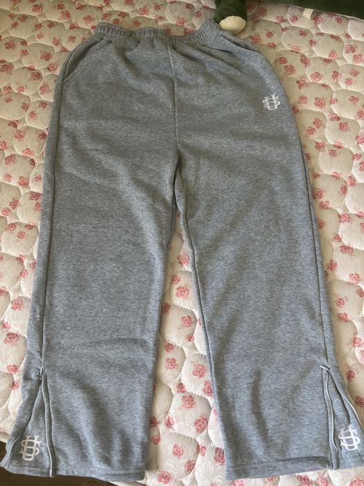 Штаны серые.