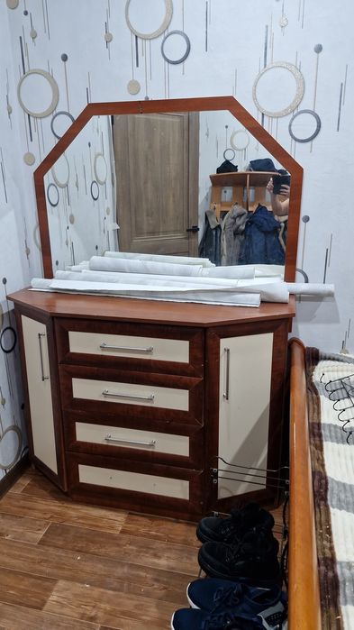 Продам  кровать с тумбочками +комод