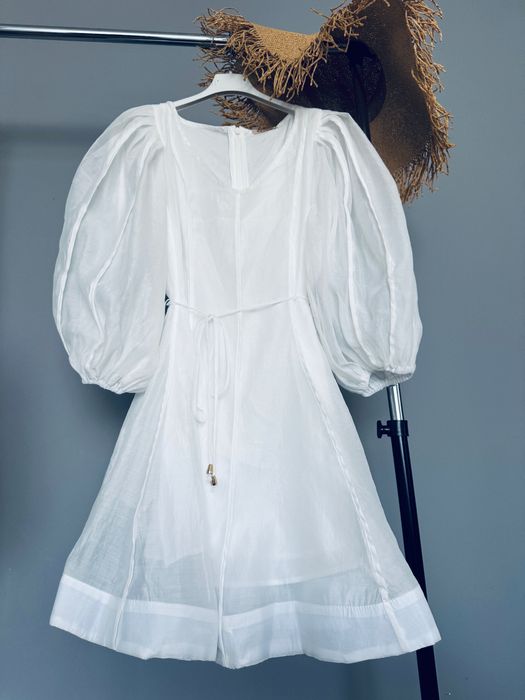 Бяла ефирна рокля с колан буфан ръкав