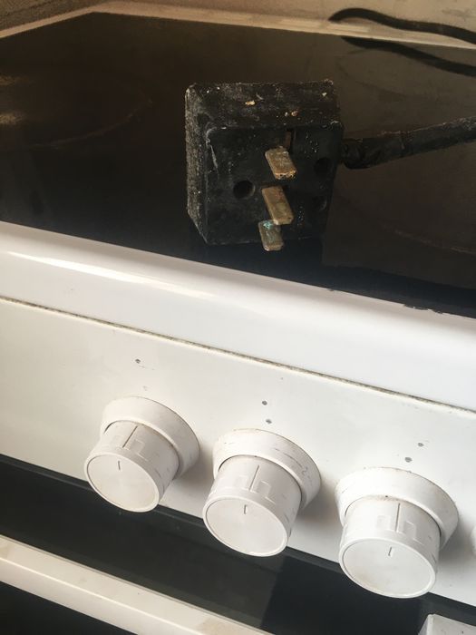 Продам электроплиту с рабочей духовкой