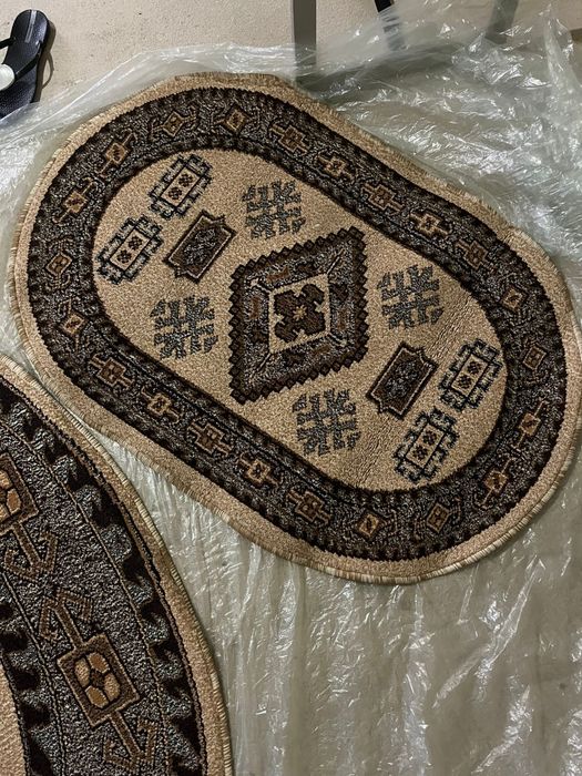 Vand  2 covoare unul de 3m/4m si unul de 1,5m/2m in stare foarte buna