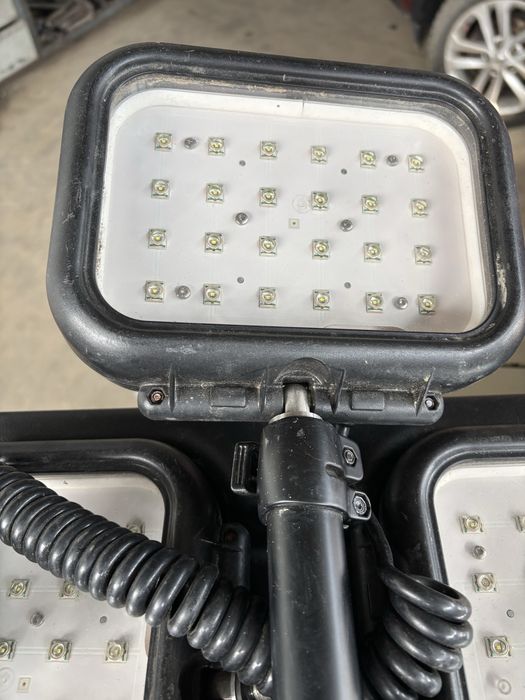 Подвижна станция с телескопични  лампи и акумулатори