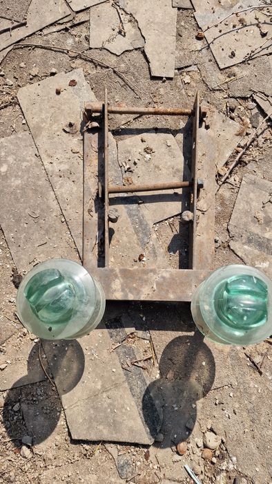 Траверса с изоляторами