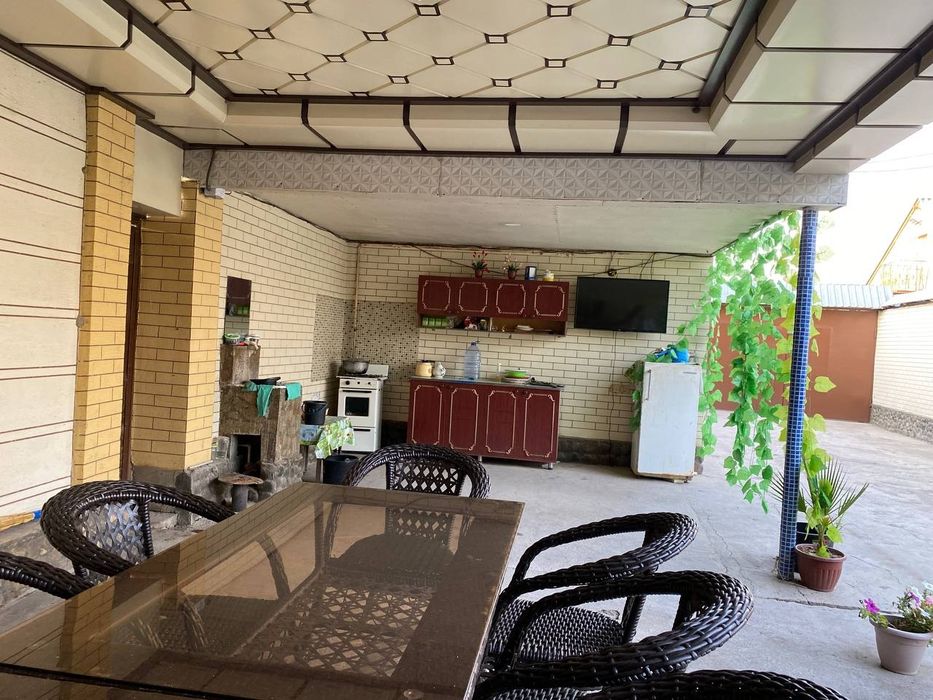 Ozodboshda srochna 9 sotixli 6 xonali dacha sotamiza.