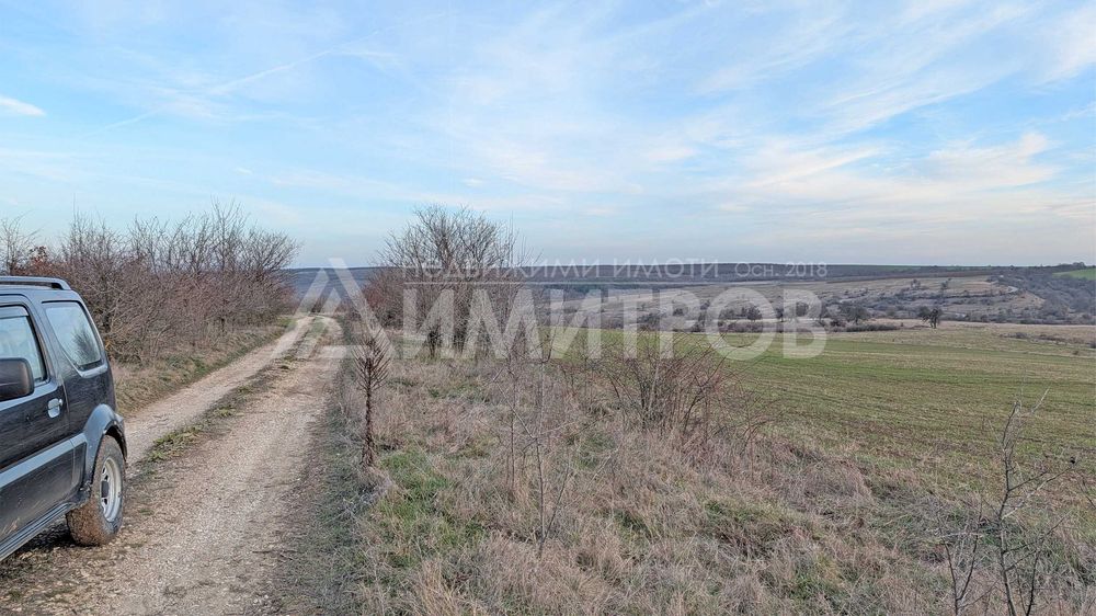 Продава парцел 5 дка в регулация между селата Мировци и Писарево.