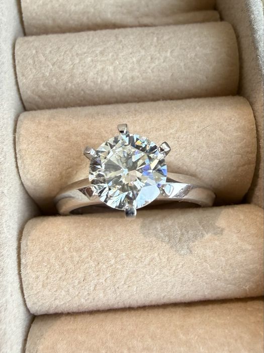 Кольцо с бриллиантом