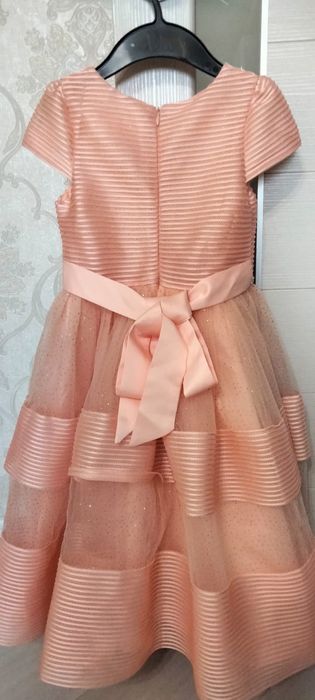 Продам нарядное платье на девочку