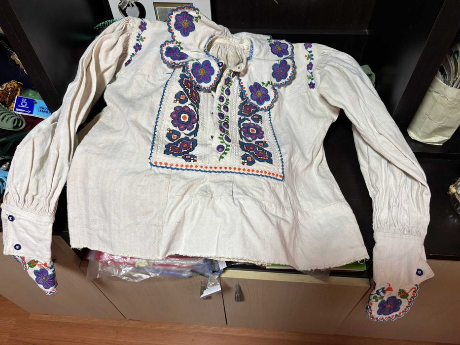 Vând costume populare vechi și extraordinar de frumoase!