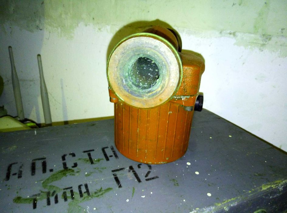 GRUNDFOS Стара Циркулационна ПОМПА и Старо Дървено САНДЪЧЕ