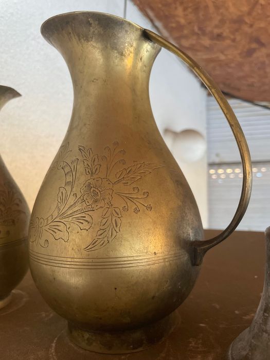 Два броя бронзови кани,продават се заедно,както и поотделно