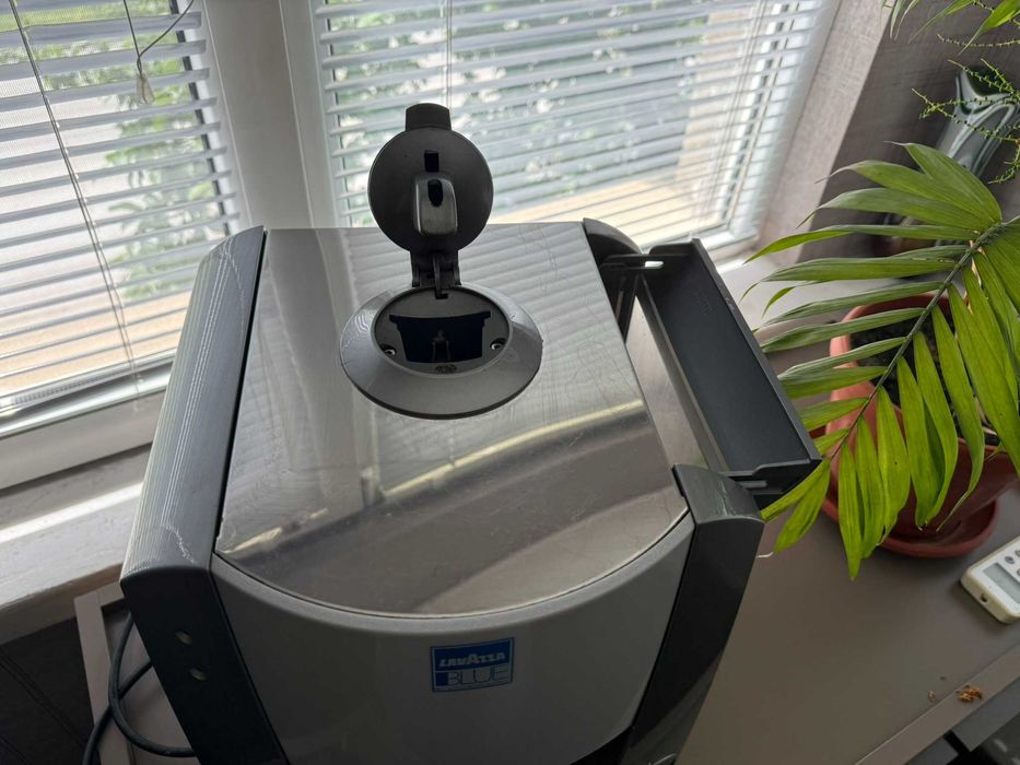 Lavazza BLUE B 1000 с капсули – отлично състояние, пълен комплект