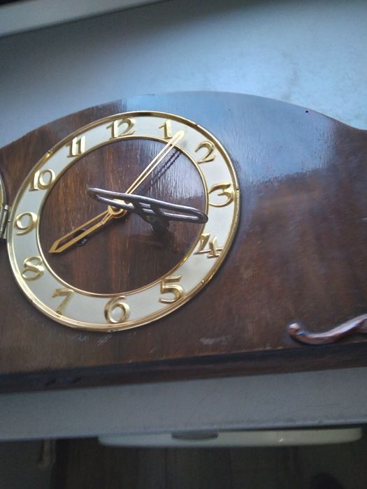 Se vinde ceas mecanic semineu anii 1960 perfect functional cu patina t