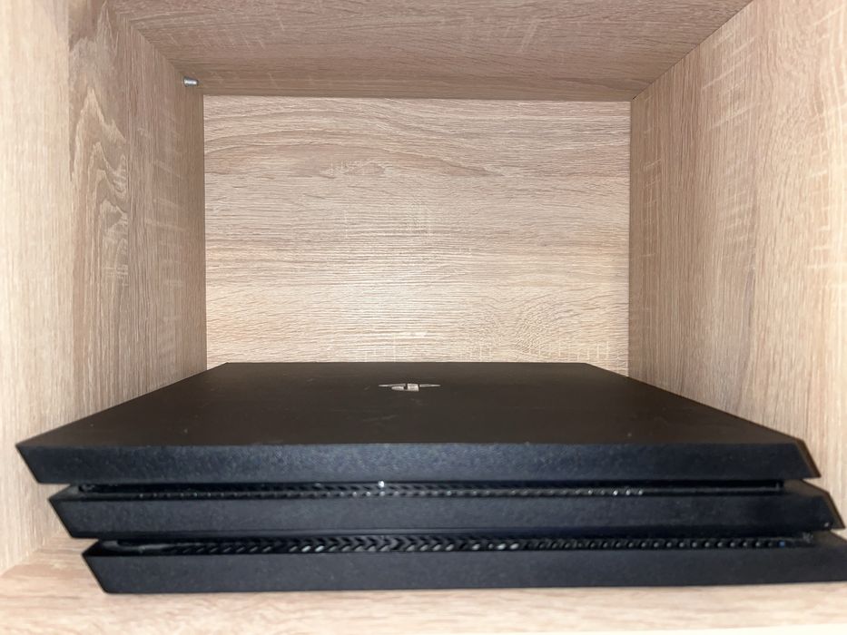 Ps4 pro 1Tb+ 4 jocuri