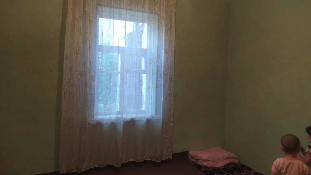 Срочно продается дом в центре город общ. дворе с своим отделом дворико