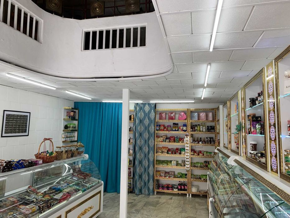 Спешно продава Ориенталски стил магазинни витрини и крайстенни стелажи