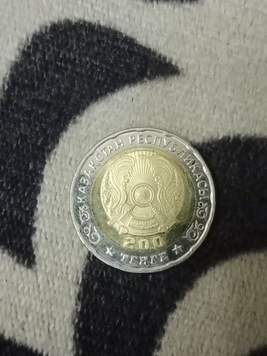 Продается монеты номиналом в 200 ,100