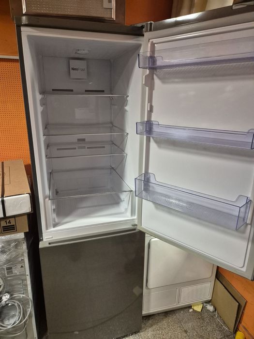 Иноксов хладилник с фризер Беко