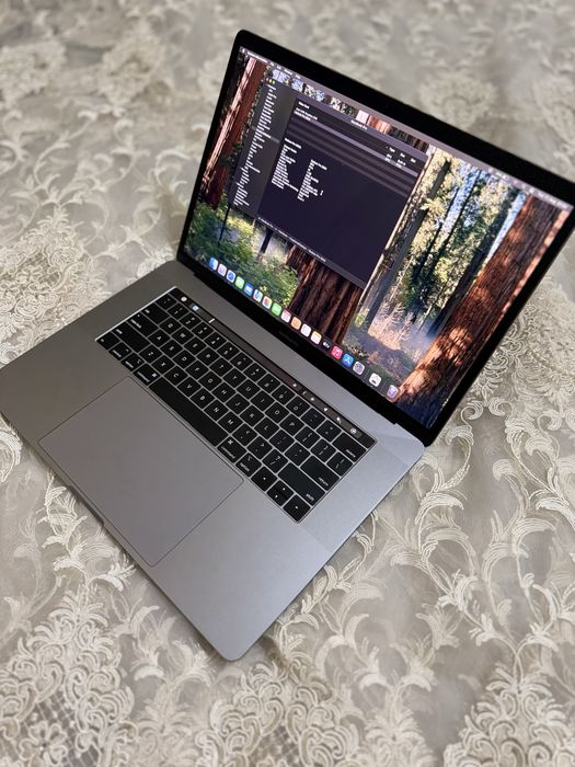 Macbook pro 15 i7 16/256