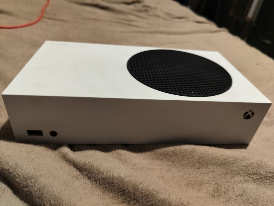 Xbox series s + controller series s Impecabil de vânzare 1000 lei  sau la schimb cu ceva telefon iPhone sau Samsung functional sau alt ceva