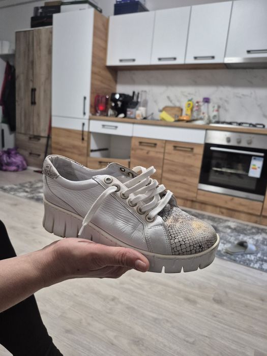 Vând Botine si Adidasi