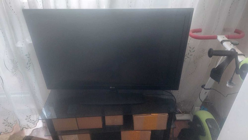 продам телевизор стеклянную тумбу
