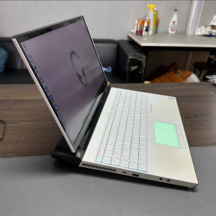 High Performance Alienware Area 51m Gaming Laptop Intel I7-9700K 32GB RAM 512GB SSD + 1TB HDD 144Hz English Keyboard