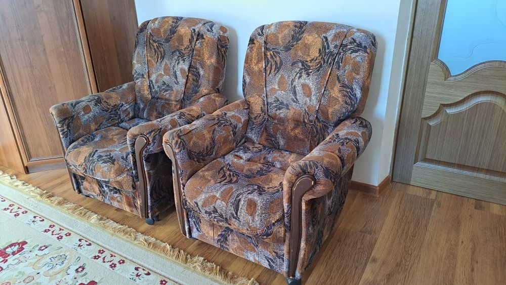 Диван с двумя креслами