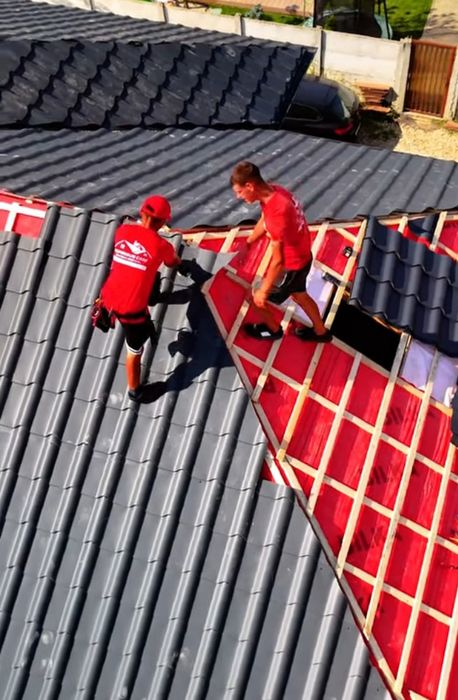 Executam acoperisur tigla metalica si ceramica reparatii si montaj