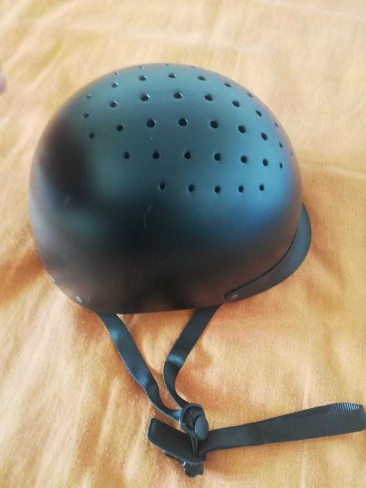 Casca pentru calarie + manusi. 8-10 ani