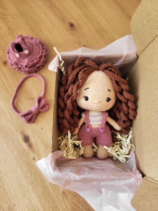 Păpușă croșetată manual – 16 cm de delicatețe, haine detașabile