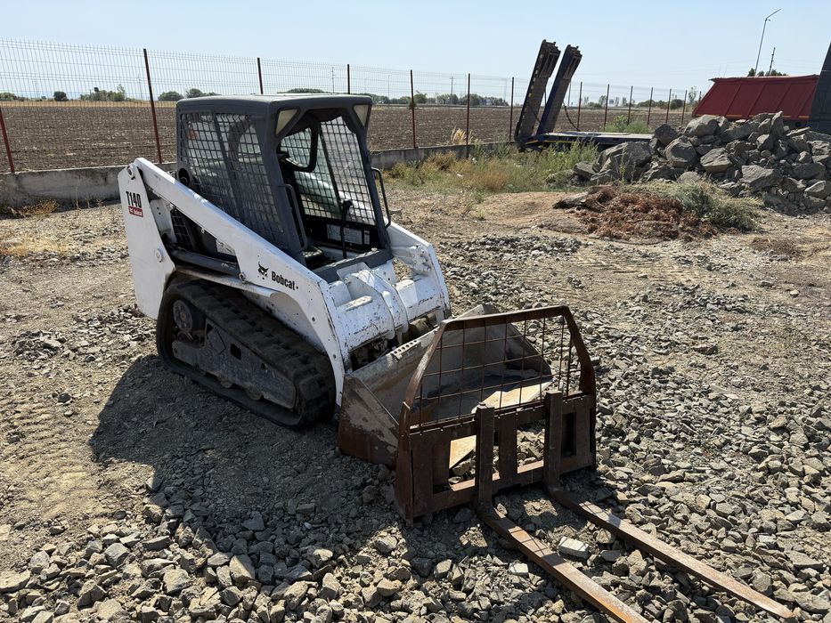 Vand BOBCAT T140 pe senile de cauciuc
