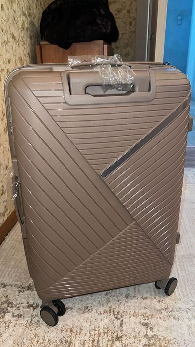 Продам новый чемодан размер М