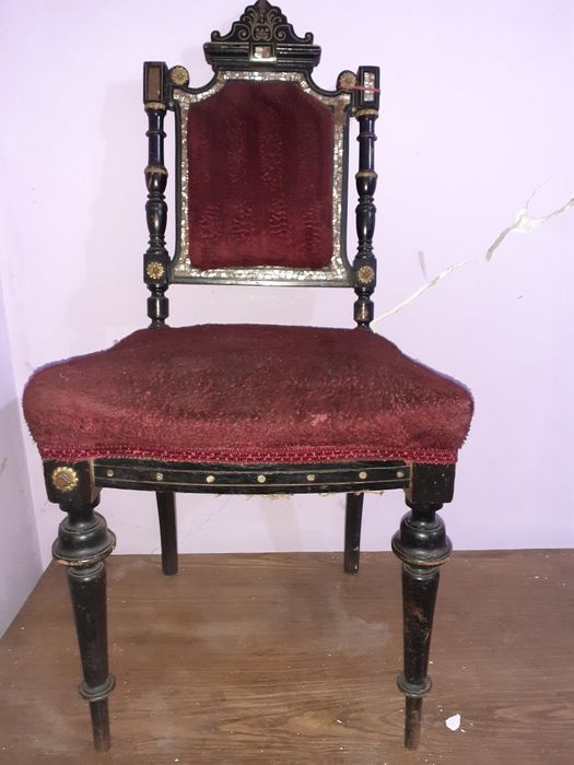 Diverse piese de mobilier vechi(scaune ,cuiere Thonet,mobila nuc,masa