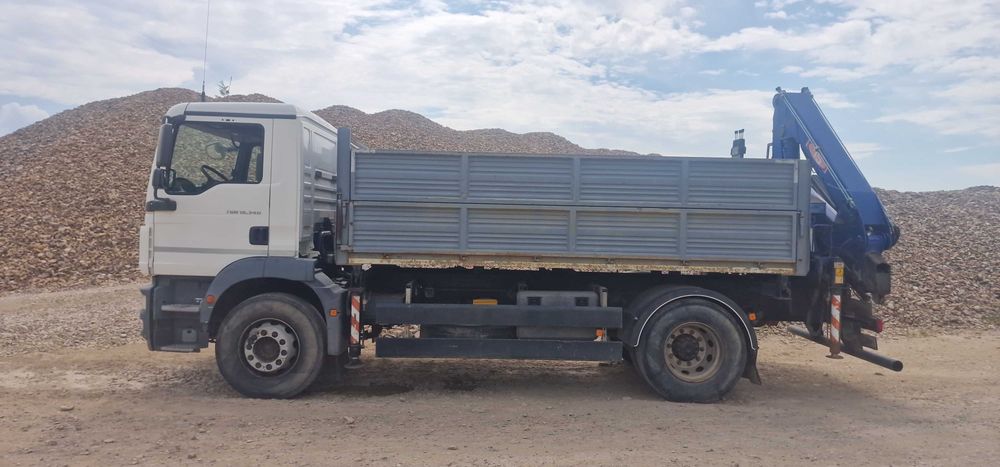 Camion basculabil cu macara