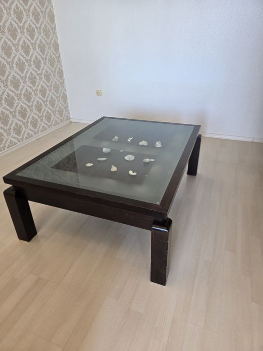 Холна маса от масив и стъкло