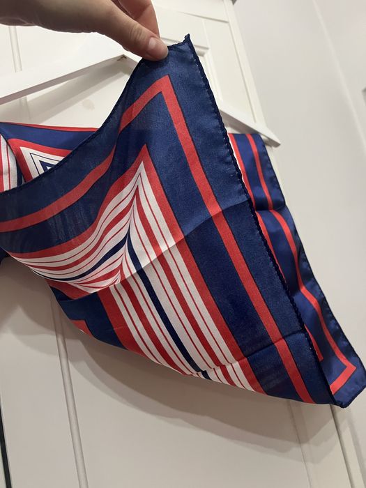 Eșarfă satin albastră cu roșu pătrată 50 cm x 50 cm bandană old money