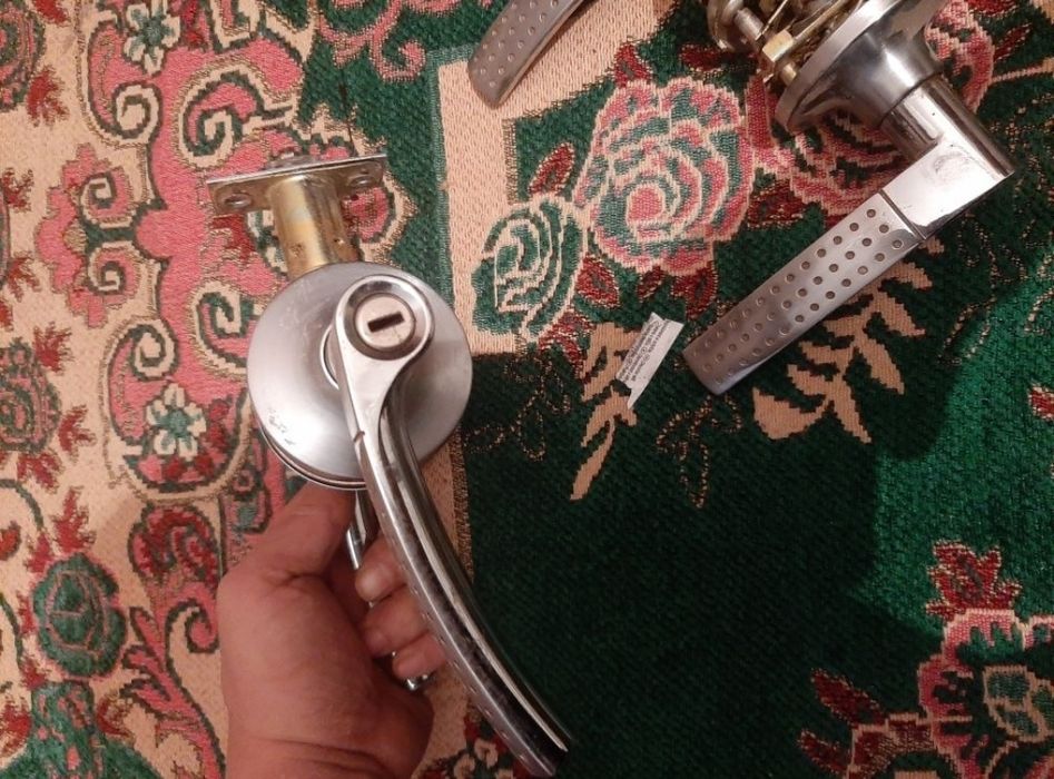 Продам дверные ручки