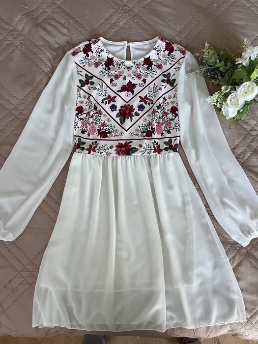 Бяла рокля на цветя размер С