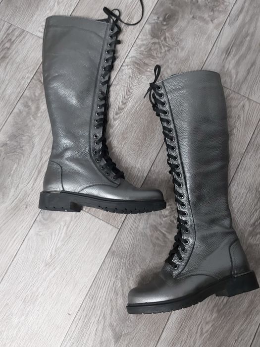 Продаю женские ботинки