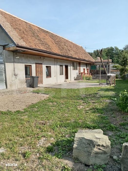 Casa complet renovata, 3 camere, teren 3800 mp – comuna Parau