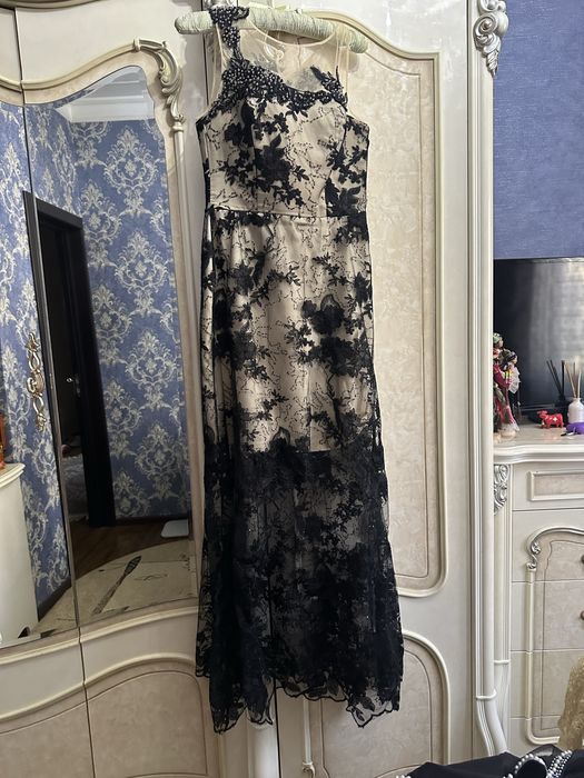 Платья б/у одеваные пару раз, в отличном состоянии.